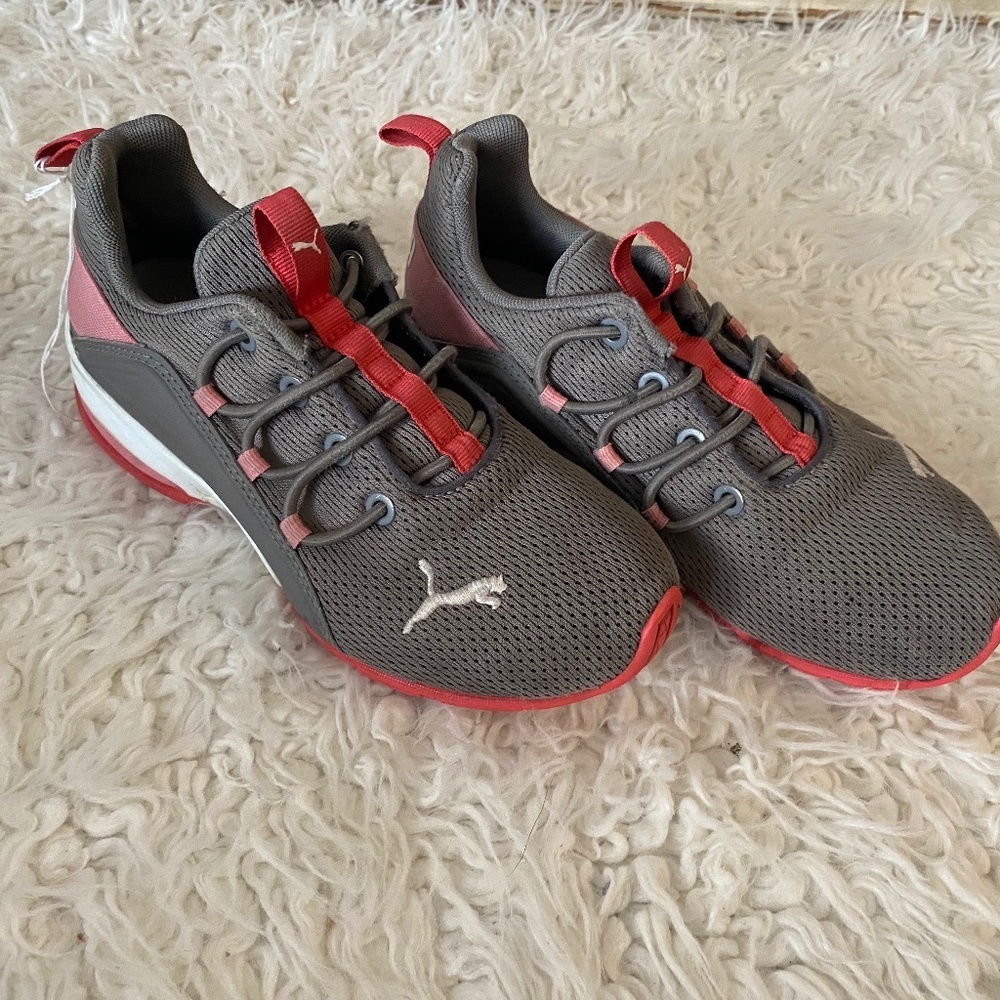 50%offw❤️ Puma Soft Foam Gray and Pink Sneakers Girls Size 2 k51